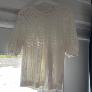 Vit stickad tröja med mönster - Säljer en söt vit stickad topp som jag aldrig använder, super fin nu till sommaren!
