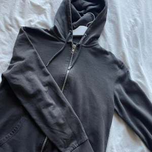 Basic hoodie - En basic hoodie som inte kommer till användning längre. Köpt för 250kr. 