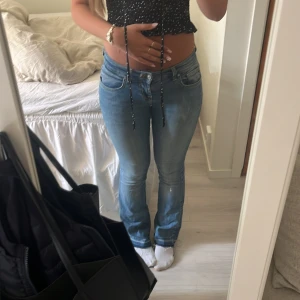 Ljusblå lågmidjade jeansbyxor från LTB - Säljer ett par ljusblå jeansbyxor från LTB med klassisk femficksdesign och låg midja modell roxy. Jeansen har utsvängning och subtila slitningar för en avslappnad look. Perfekta till vardags och lätta att matcha med olika toppar. Har bristningar vid innerlåren men går säkert att sy osv därav pris