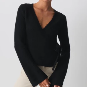 Svart stickad tröja med v-ringning - Säljer denna tröja från Gina tricot 💞 använd fåtal gånger 