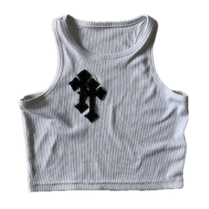 SWAG topp y2k - Vitt ribbat linne med kors 💘