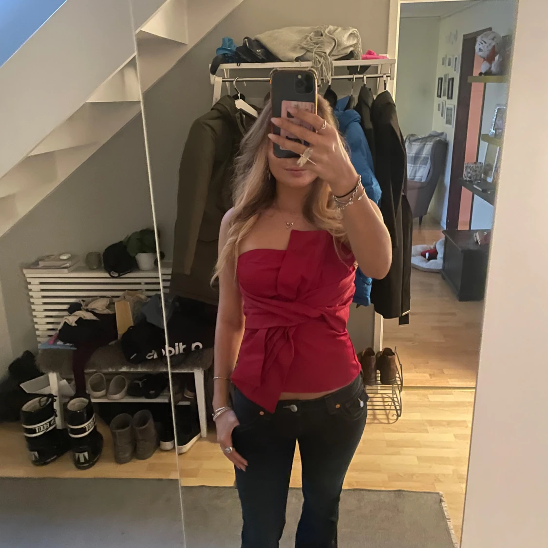 Röd axelbandslös topp med rosett