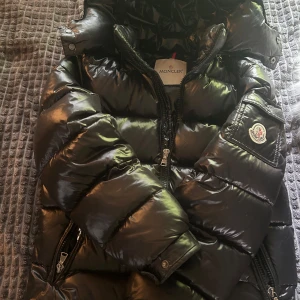 Svart maya jacka moncler - Snygg svart dunjacka från märket moncler. Den är i modellen maya. Endast använd en vinter så i väldigt bra skick utan defekter, helt som ny. Den är i storlek 12 år men passar jättebra på mig som vanligtvis brukar ha xs. Tveka inte att höra av dig vid minsta intresse.