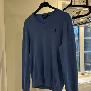 Ralph Lauren v-neck - Säljer en snygg blå tröja från Polo Ralph Lauren i storlek S. Den har en klassisk v-ringning. Väldigt bra skick, 9/10. Mvh/Axel