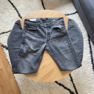 Gråa Replay jeans - Hallå👋 Säljer ett par gråa jeansbyxor från Replay med klassisk femficksdesign och raka ben👖 Byxorna har normal passform och är tillverkade i ett mjukt denimtyg. Perfekta för en avslappnad stil😮‍💨  Byxorna har Grover modell! Byxorna har storlek W30 L32📐 Kom privat för mått!📏  Priset är INTE ristat i sten så kom gärna för prisförslag!💸  Vid frågor: Meddela oss!📩