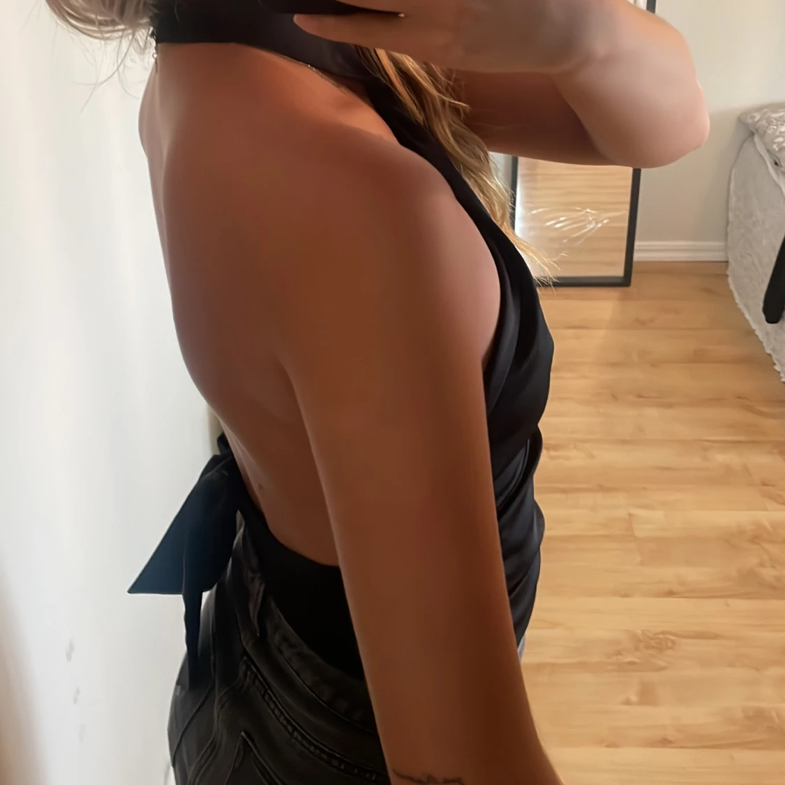 Svart halterneck topp med knyt - 1