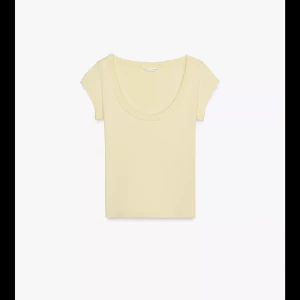 Ljusgul croppad t-shirt - En ljusgul croppad t-shirt med rund, djup ringning och korta ärmar. Perfekt för varma dagar och enkel att matcha med! Slutsåld på hemsidan och helt ny med prislapp kvar!💕💕