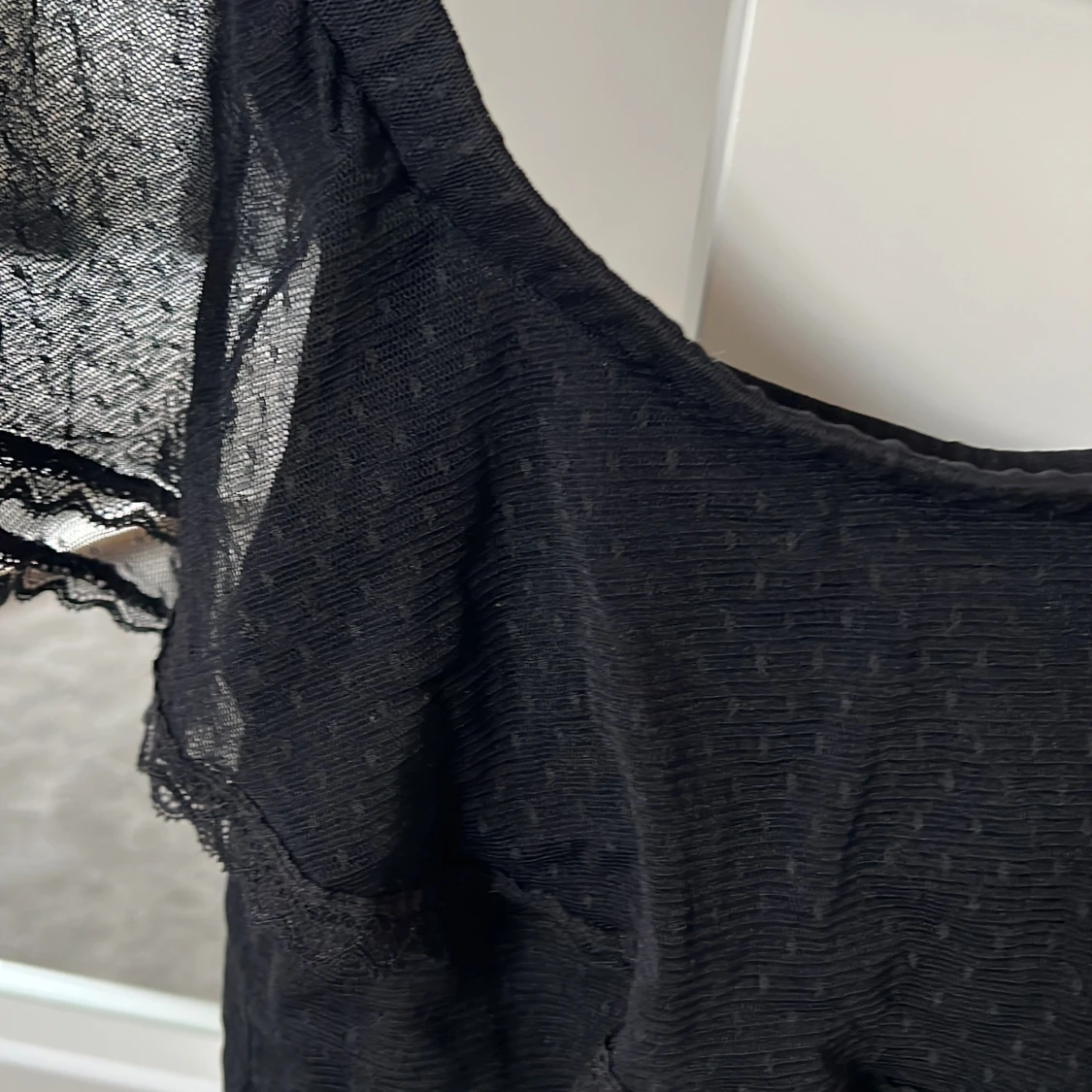 Svart offshoulder topp med volang - 3