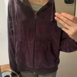 Lila zip up hoodie  - Mysig lila hoodie från Emilia med dragkedja och fickor framtill. Perfekt för en avslappnad stil. Den har långa ärmar och en bekväm passform. Passar mig som har storlek S, liknar juicy tröja!💓