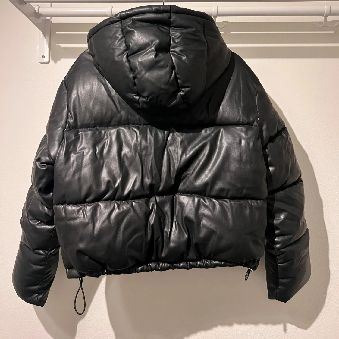 Svart pufferjacka med huva - 2