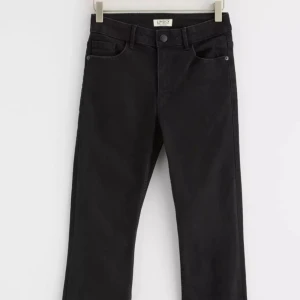 Lågmidjade svarta jeans - Aldrig använda då de är för små, passar nog även s34. Lite bootcut och lågmidjade. Skriv vid frågor eller diskussion av pris! 