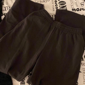 Svarta mjukisbyxor - Säljer ett par svarta mjukisbyxor med elastisk midja och dragsko. Perfekta för en avslappnad stil och bekväma att bära hemma eller på språng. Storlek s från H&M men lappen är borta. Skulle säga dom passar en som är 167 som längst. 💗