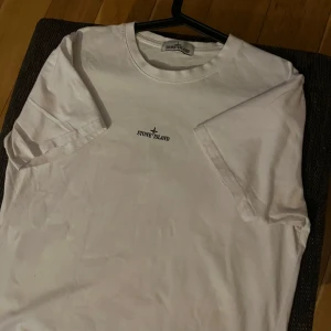 Vit t-shirt från Stone Island - Snygg vit t-shirt från Stone island. ✅ Sparsamt använd ✅ Storlek M ✅ Pris 299kr ✅