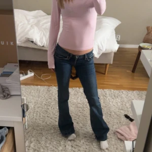 Blå bootcut jeans - Snygga blå bootcut jeans med låg midja. Har dock sytt in själv mer lågmidjade. Jättefin mörkblå färg och väldigt väldigt låga. Skriv för frågor. Har ett hål melllan benen men det är litet❤️