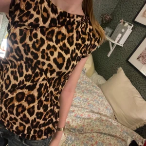 Leopardmönstrad topp🐆 - Snygg leopardmönstrad topp med korta ärmar. Perfekt för att ge en vild touch till din outfit. Toppen har en bekväm passform och är lätt att matcha med olika stilar. Endast testad🌟