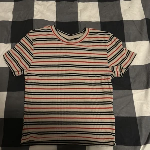 Crop top Ginatricot - Randig crop top från Gina. Köpte den eftersom den var hur söt som helst men den kom tyvärr aldrig till användning.