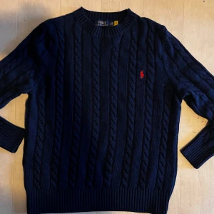 Mörkblå stickad tröja från Ralph Lauren - Ralph Lauren Kabelstickad|Storlek M| Skick 9/10 Dm vid mer info.  Pris kan diskuteras!