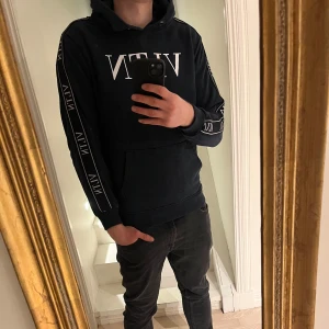 Valentino Hoodie  - Hej! Säljer nu en riktigt fet Valentino Hoodie, strl M. Inga defekter, hör av er vid funderingar!