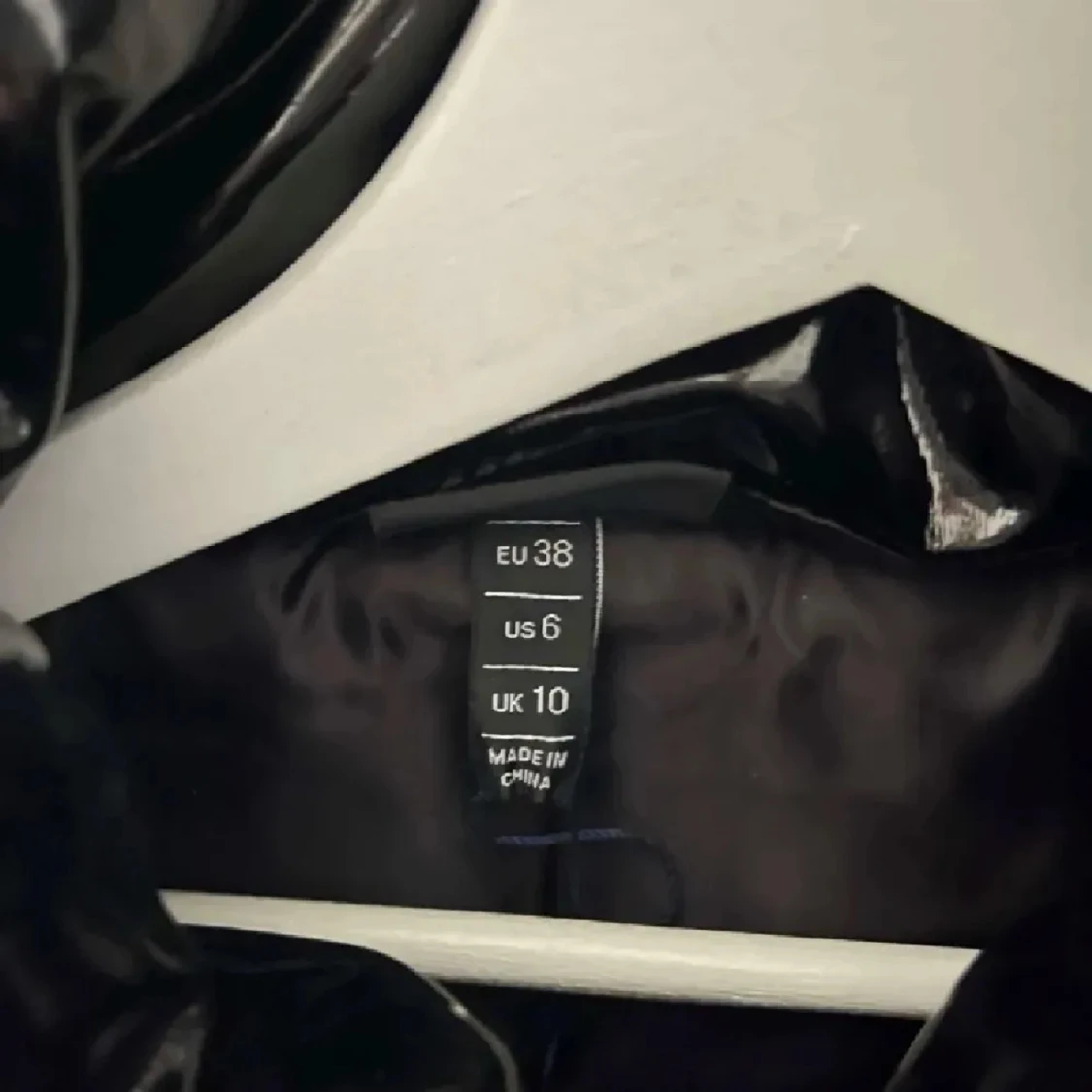 Svart glansig pufferjacka - 1