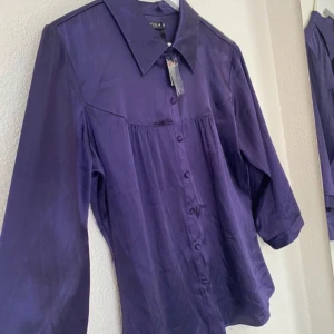 Blus - Satin blus i storlek XL- passar s/m💜