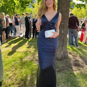 Balklänning  - Säljer denna balklänning i bra skick som är köpt från pretty lavish❤️