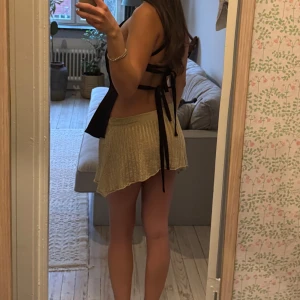 Svart topp - Säljer denna otroligt snygga svarta topp!! Detaljerna på ryggen gör den unik och materialet på tröjan är av hög kvalité. Jag är vanligtvis en xs/s i toppar, den sitter bra på mig💖