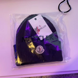 Moncler Mössa - Skriv om det finns några frågor! 👍