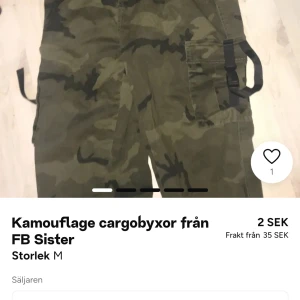 Kamouflage cargobyxor från FB Sister - Säljer ett par coola kamouflage cargobyxor från FB Sister. Byxorna har flera praktiska fickor och en avslappnad passform. Perfekta för en avslappnad och trendig stil.