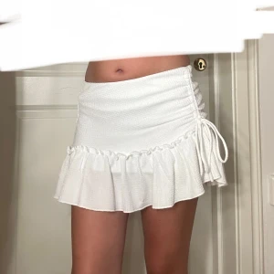 Kjol - En jätte söt volang kjol ifrån Gina Tricot som inte kommit till användning så lappen sitter fortfarande kvar. Nypris 300kr, storlek S. Går att vika ner beroende på hur lågmidjad man vill ha. Ej genomskinlig och har ett extra lager under ifall de blåser.