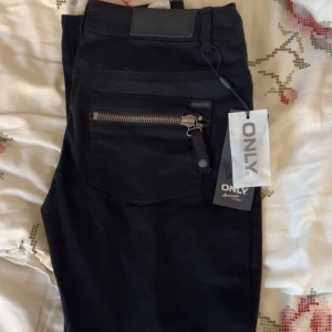 Svarta Lågmidjade jeans  - Säljer domma jeansen ifrån only i storlek 38, helt nya🩷