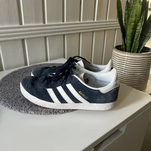 Adidas gazelle - Marinblå Adidas Gazelle sneakers. Använda men fortfarande i toppenskick! Storlek 37 1/3.