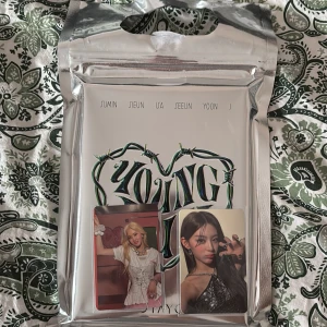 STAYC - YOUNG-LUV.COM Album - Säljer STAYC:s album 'YOUNG-LUV.COM' med CD, fotobok, affisch och fotokort. Albumet kommer i en snygg silverförpackning med cool design. Nypris: 319kr 