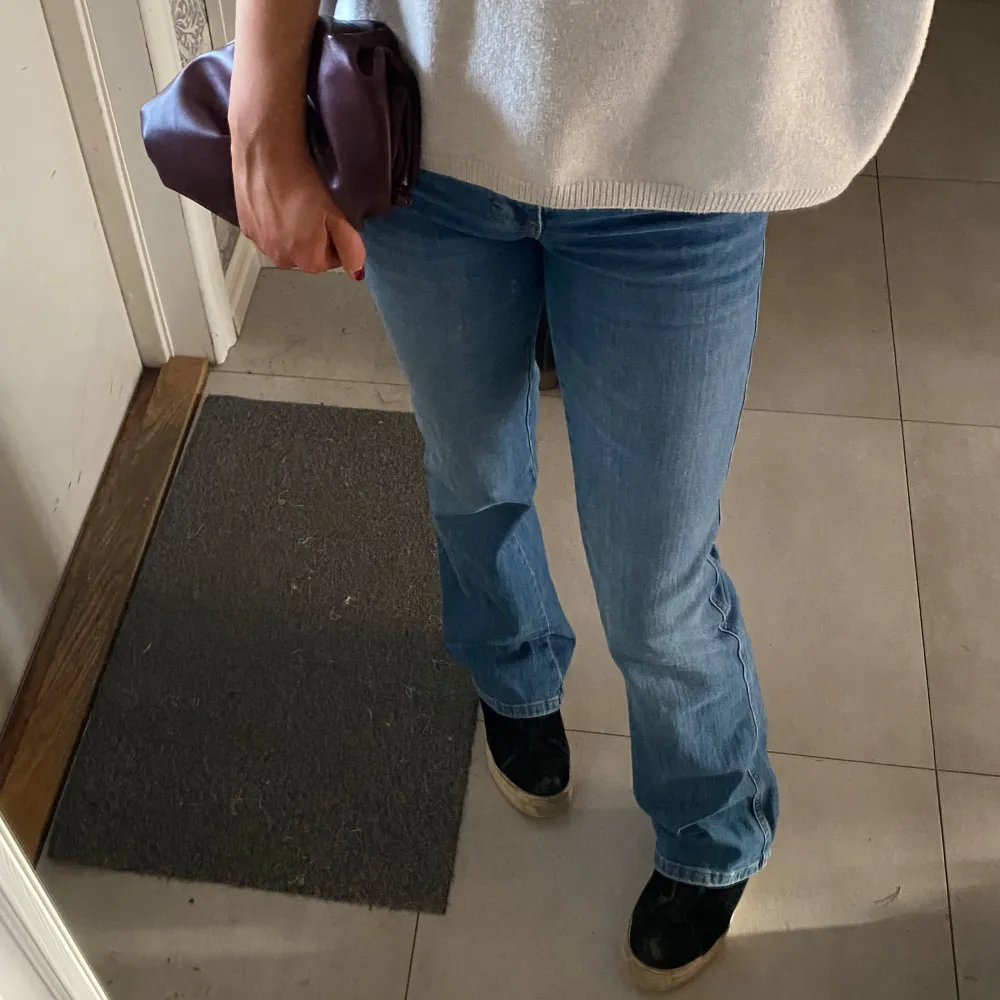 Blå bootcut jeans med snygga detaljer på fickorna. Jättefint skick, storlek XS (passar S) full length, passar mig som är 169 ❤️. Farkut & Housut.