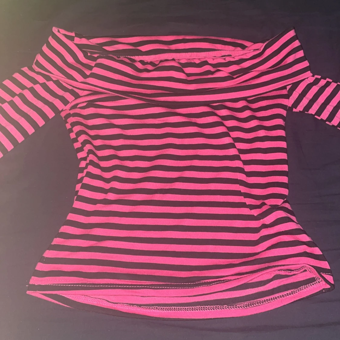 Rosa och svart randig offshoulder topp Vintage - 2