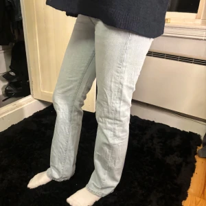 Ljusblå jeans med låg midja - Snygga ljusblå jeans med låg midja och rak passform. De är från bik bok.  Perfekta för en avslappnad stil.