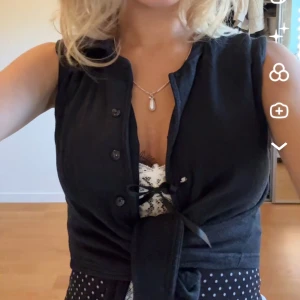 Svart bolero - Unik bolero med knappar och knytdetalj 💞