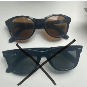 Ray-Ban Solglasögon  - Ray-Ban solglasögon i brun. Aldrig använda. Pris kan diskuteras vid snabb affär! DEN SVARTA ÄR SÅLD