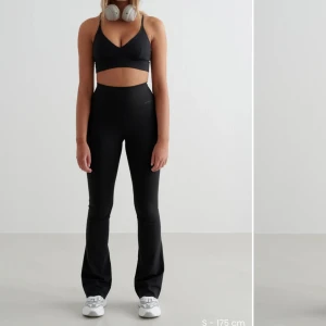 aimn thights  - helt nyskick med lapp kvar, skriv privat för fler frågor. Exakt modellen som på bilen ”black sense flare thights”