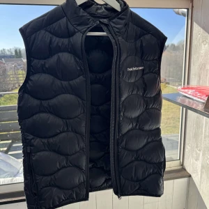 PeakPerformance Väst - En snygg och skön Peak väst nu till våren. Använd fåtal gånger och är i storlek S. Hör av dig vid frågor eller funderingar ✅