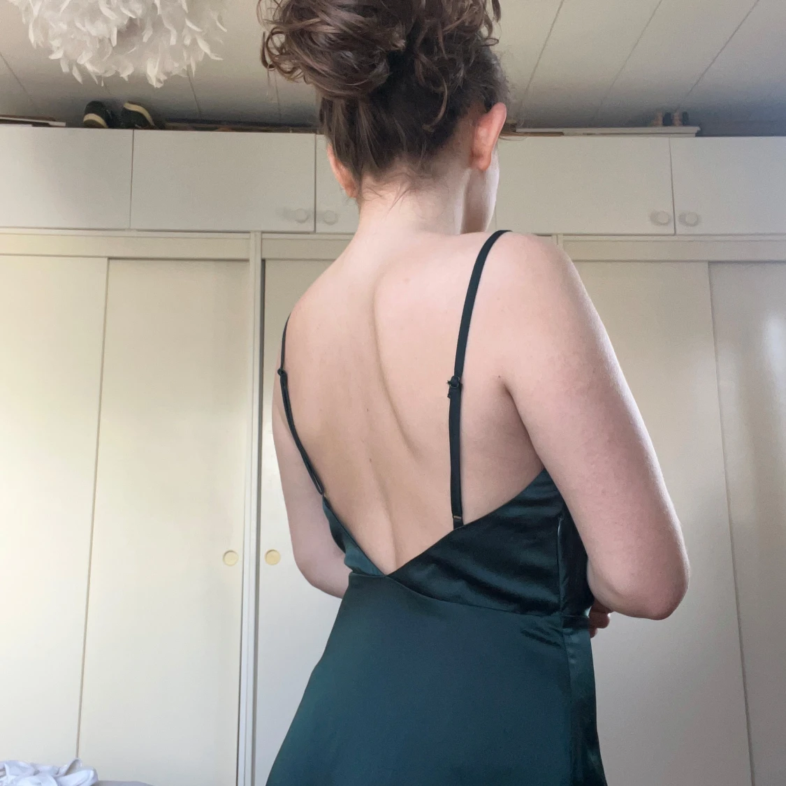 Mörkgrön satin klänning - 1