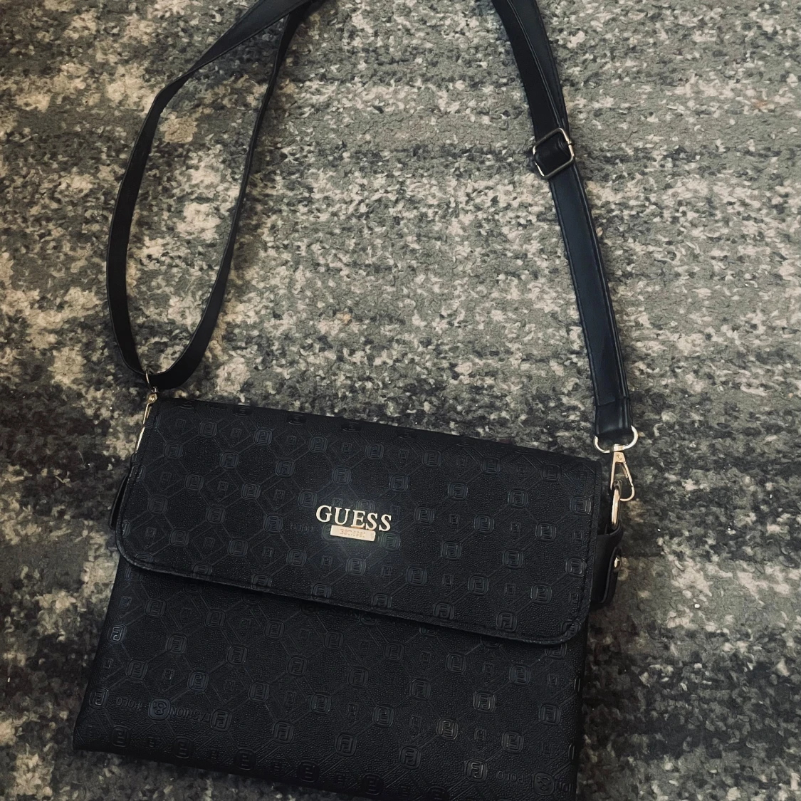 Svart Axel väska från Guess - 1