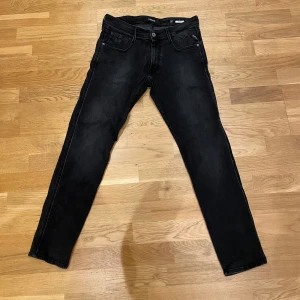 Replay Anbass Jeans - Tjena, säljer nu mina snygga svarta jeans från Replay i modellen Anbass. Storleken på jeansen är 32/30 men skulle säga att de sitter som 31/30! Skriv gärna om ni har några funderingar🤩💭