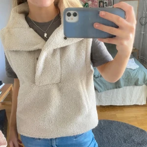 Teddy fleece - Så snygg och unik krämvit / beige / vit Teddy fleece / jacka i storlek S. Så snygg att piffa upp sin basic outfit med!!🤍🤍🤍