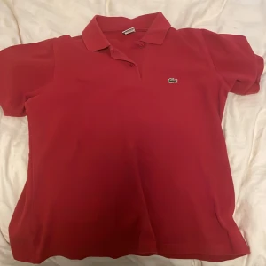  pikétröja från Lacoste -  Röd piké från Lacoste. Storlek: S i vuxen och barnstorlek xxl. Kontaktar gärna för mer information eller om du är intresserad. Svara gärna också på frågor😁