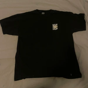 Oversize t-shirt från HUF - HUF t shirt med overzise känsla så funkar för M/L. 