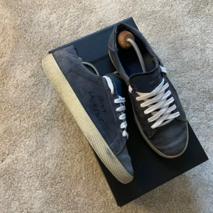 Saint Laurent skor - Säljer ett par riktigt snygga sneakers från saint laurent i en sällsynt färg. Skorna har defekter (se bild 4-5) men de har mer att ge. Byten är intressant och priset kan diskuteras vid snabb o smidig affär. Hör av dig vid frågor! Allt og ingår och skorna ät såklart äkta /Tom🦈🏍️