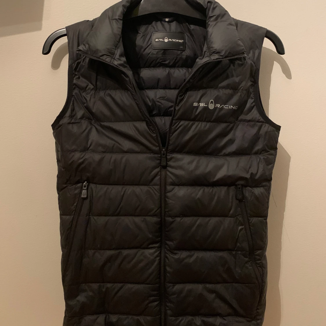 Svart dunväst från Sail Racing
