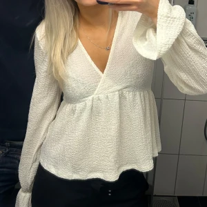 Blus - Vit blus, fin till vardags men även finare tillfällen. Skriv om ni har några frågor💕Använd 1 gång, jätte fin men har många vita blusar