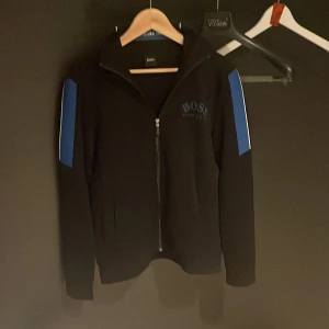 Hugo boss zip  - Sällsynt Hugo boss zip tröja i extremt bra skick. Storlek S. Hör av dig vid minsta fundering. mvh August.