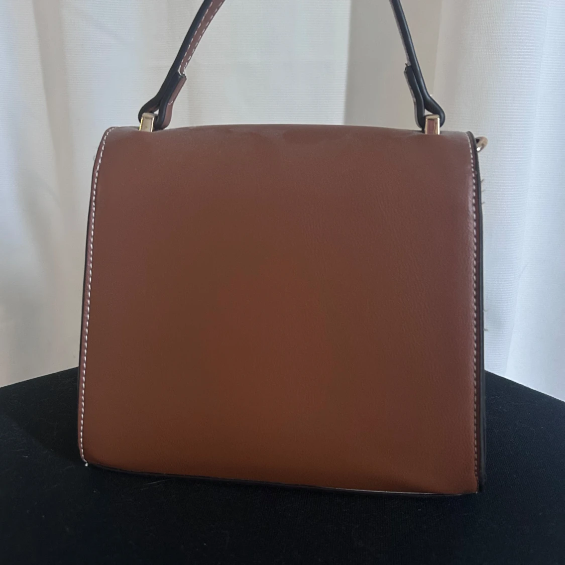 Brun handväska med metallspänne - 2